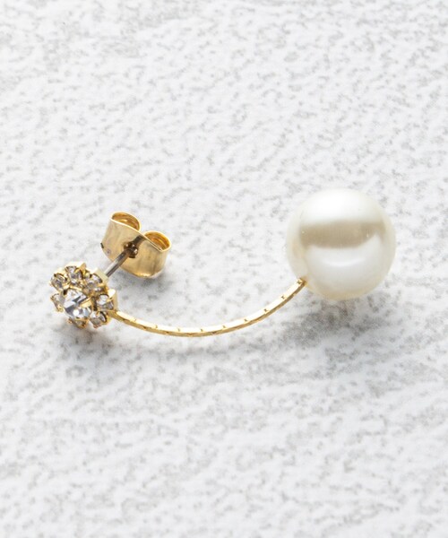 OPAQUE.CLIP(オペークドットクリップ)の「◆揺れるお花ビジュー×フェイクパールピアス(ピアス(両耳用)・レディース・ゴールド・00)」の4枚目の写真