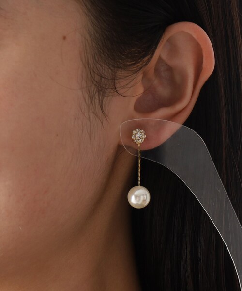 OPAQUE.CLIP(オペークドットクリップ)の「◆揺れるお花ビジュー×フェイクパールピアス(ピアス(両耳用)・レディース・ゴールド・00)」の6枚目の写真