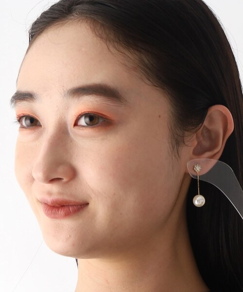 OPAQUE.CLIP(オペークドットクリップ)の「◆揺れるお花ビジュー×フェイクパールピアス(ピアス(両耳用)・レディース・ゴールド・00)」の7枚目の写真