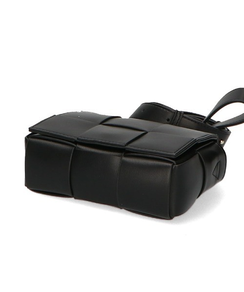 VENETA 黒 編み込みショルダーバッグ ikka（イッカ） ショルダーバッグ バッグ 編み込みスクエアショルダー