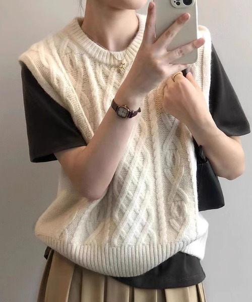 COCOMOMO(ココモモ)の「ケーブル編みニットベスト クルーネック(ベスト・レディース・ダークグレー/イエロー/ブラウン/アイボリー・FREE)」の2枚目の写真