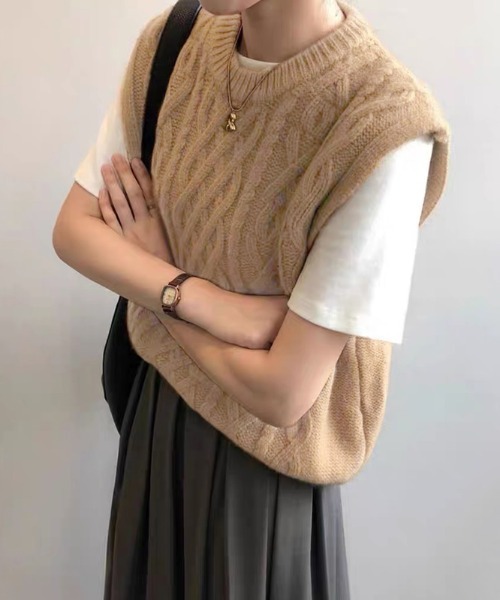 COCOMOMO(ココモモ)の「ケーブル編みニットベスト クルーネック(ベスト・レディース・ダークグレー/イエロー/ブラウン/アイボリー・FREE)」の13枚目の写真
