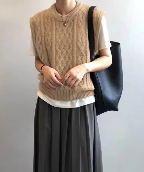 COCOMOMO(ココモモ)の「ケーブル編みニットベスト クルーネック(ベスト・レディース・ダークグレー/イエロー/ブラウン/アイボリー・FREE)」の14枚目の写真