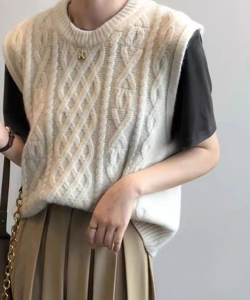 COCOMOMO(ココモモ)の「ケーブル編みニットベスト クルーネック(ベスト・レディース・ダークグレー/イエロー/ブラウン/アイボリー・FREE)」の6枚目の写真