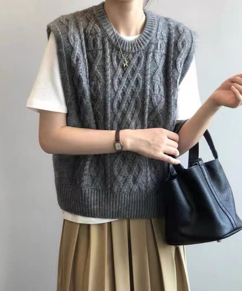 COCOMOMO(ココモモ)の「ケーブル編みニットベスト クルーネック(ベスト・レディース・ダークグレー/イエロー/ブラウン/アイボリー・FREE)」の8枚目の写真