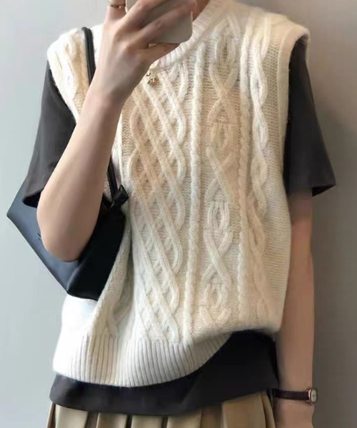 COCOMOMO(ココモモ)の「ケーブル編みニットベスト クルーネック(ベスト・レディース・ダークグレー/イエロー/ブラウン/アイボリー・FREE)」の5枚目の写真