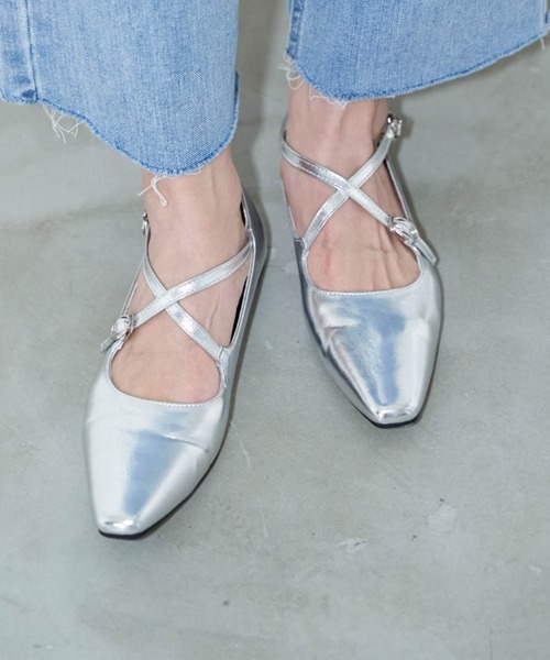 Auntie Rosa Holiday（アンティローザホリデー）の「メタリッククロスストラップパンプス（パンプス・レディース・シルバー・39/37）」の4枚目の写真