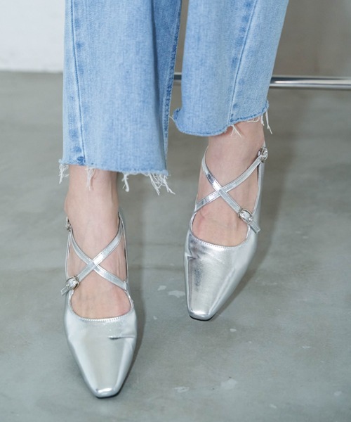 Auntie Rosa Holiday（アンティローザホリデー）の「メタリッククロスストラップパンプス（パンプス・レディース・シルバー・39/37）」の3枚目の写真