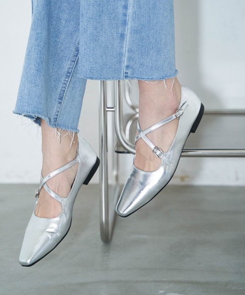 Auntie Rosa Holiday（アンティローザホリデー）の「メタリッククロスストラップパンプス（パンプス・レディース・シルバー・39/37）」の2枚目の写真