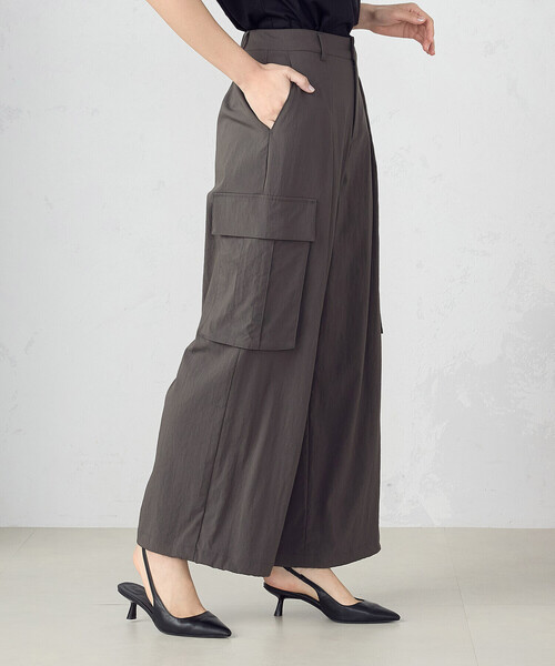 COMME CA ISM（コムサイズム）の「2WAY ワイド カーゴパンツ（カーゴパンツ・レディース・カーキ/チャコール・SMALL/MEDIUM/LARGE）」の2枚目の写真