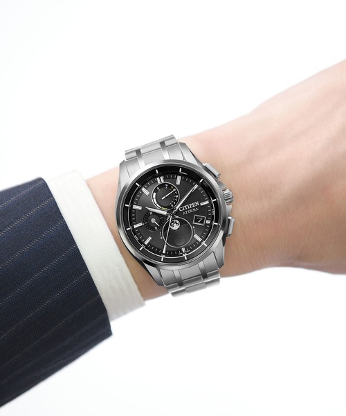 ATTESA（アテッサ）の「ATTESA アテッサ 光発電エコ・ドライブ電波時計 ムーンフェイズ（アナログ腕時計・メンズ・シルバー・FREE）」の6枚目の写真