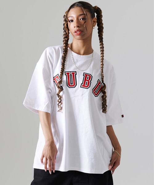 FUBU（ フブ）の「FUBU フブ ブランド カレッジ ロゴ ワッペン 刺繍 アメカジ 半袖 Tシャツ ティーシャツ（Tシャツ/カットソー・メンズ・グリーン/ホワイト/ブラック/パープル・L/M/XXL/XL）」の2枚目の写真