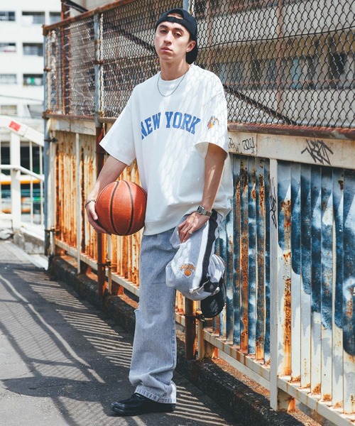 NBA(エヌビーエー)の「【NBA】別注/カットオフチームロゴワッペン/ルーズデニムパンツ(デニムパンツ・メンズ・ブラック系その他/ブルー系その他・MEDIUM/LARGE)」の5枚目の写真