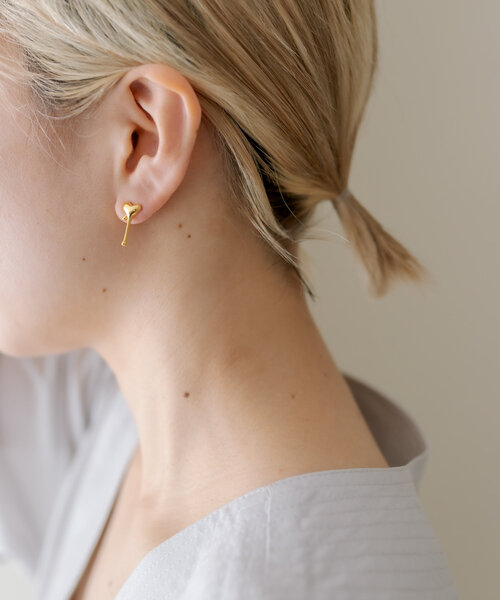 ear PAPILLONNER（イアパピヨネ）の「《WEB限定/スターリングシルバー使用》とろみハートピアス（ピアス（両耳用）・レディース・シルバー系その他5/ゴールド系その他3・FREE）」の5枚目の写真