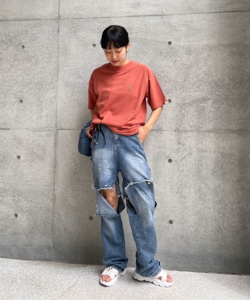 ENIM BY VICKY(エニムバイビッキー)の「スラブスタッズTシャツ《洗濯機で洗える》(Tシャツ/カットソー・レディース・チャコールグレー/ホワイト/レッド・M)」の4枚目の写真