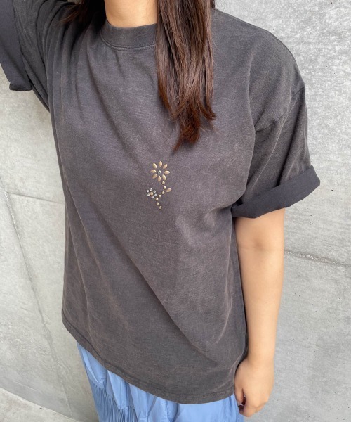 ENIM BY VICKY(エニムバイビッキー)の「スラブスタッズTシャツ《洗濯機で洗える》(Tシャツ/カットソー・レディース・チャコールグレー/ホワイト/レッド・M)」の10枚目の写真