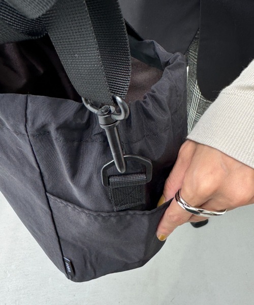 y/m（イム）の「ワンハンドルドロストショルダーBAG（ショルダーバッグ・レディース・グレー/ブラック・FREE）」の6枚目の写真