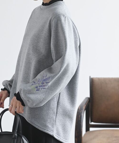 rps(アールピーエス)の「刺繍スリーブ裏起毛プルオーバー(スウェット・レディース・アイボリー/チャコールグレー/杢グレー・フリー)」の5枚目の写真