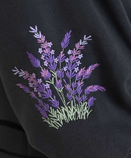 rps(アールピーエス)の「刺繍スリーブ裏起毛プルオーバー(スウェット・レディース・アイボリー/チャコールグレー/杢グレー・フリー)」の19枚目の写真