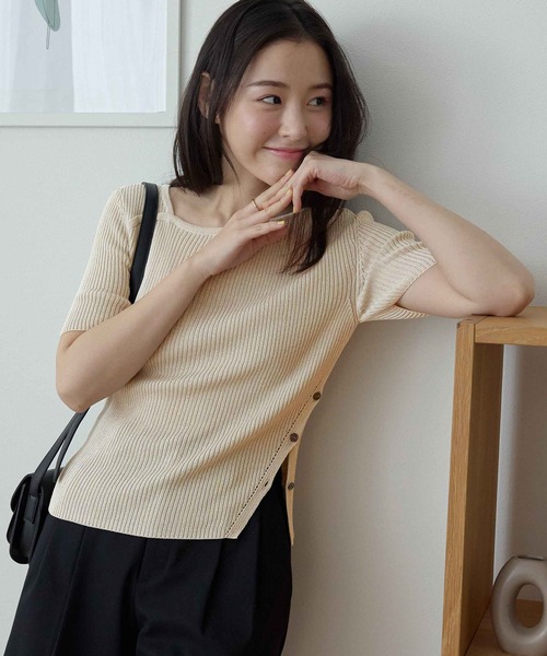 CHAN ME(チャンミ)の「アシメネックサマーリブニット(ニット/セーター・レディース・イエロー/グレイッシュベージュ/ブラック・MEDIUM/LARGE/X-LARGE)」の1枚目の写真