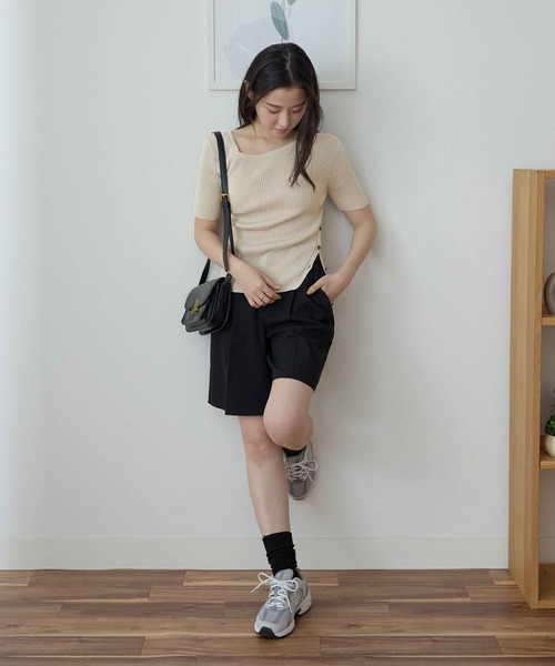 CHAN ME(チャンミ)の「アシメネックサマーリブニット(ニット/セーター・レディース・イエロー/グレイッシュベージュ/ブラック・MEDIUM/LARGE/X-LARGE)」の11枚目の写真