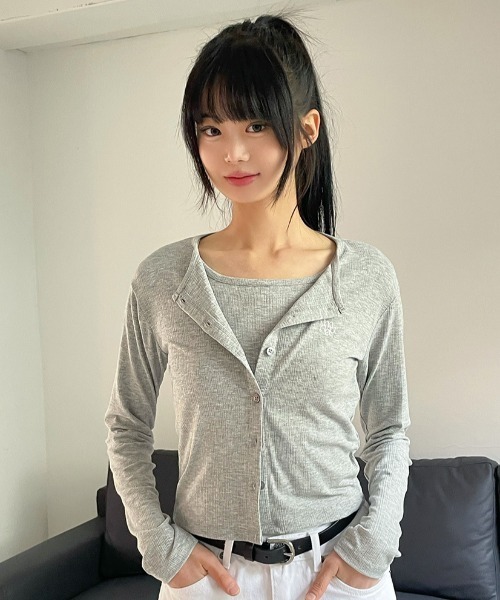 muahmuah（ムーアムーア）の「A'GEM/9 × .kom 『muah muah/ムーアムーア』 SLIM FIT LOGO CARDIGAN/スリムフィット ロゴ カーディガン（カーディガン/ボレロ・レディース・ホワイト/ブラック/グレー/ピンク・FREE）」の3枚目の写真