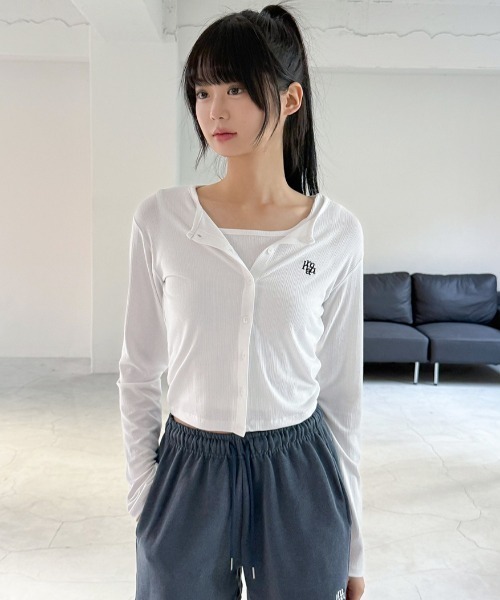 muahmuah（ムーアムーア）の「A'GEM/9 × .kom 『muah muah/ムーアムーア』 SLIM FIT LOGO CARDIGAN/スリムフィット ロゴ カーディガン（カーディガン/ボレロ・レディース・ホワイト/ブラック/グレー/ピンク・FREE）」の2枚目の写真