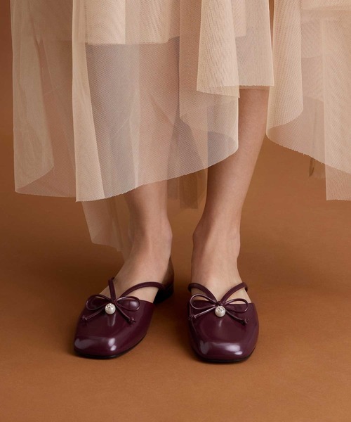 CHARLES & KEITH(チャールズ & キース)の「パールアクセント ボウフラットミュール(サンダル・レディース・ブラック系その他7/バーガンディー・25.5cm/25cm/24.5cm/23.5cm/23cm/22.5cm/26.5cm)」の2枚目の写真