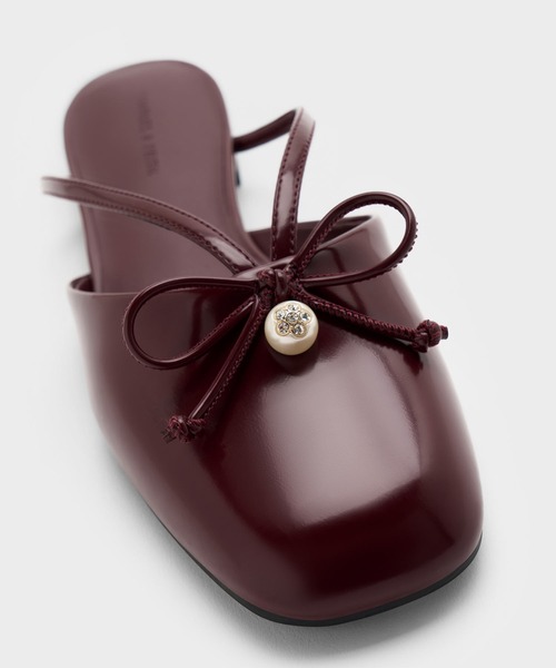 CHARLES & KEITH(チャールズ & キース)の「パールアクセント ボウフラットミュール(サンダル・レディース・ブラック系その他7/バーガンディー・25.5cm/25cm/24.5cm/23.5cm/23cm/22.5cm/26.5cm)」の5枚目の写真
