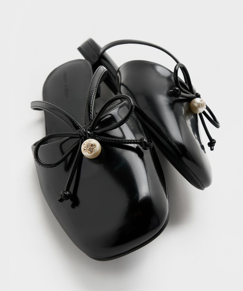 CHARLES & KEITH(チャールズ & キース)の「パールアクセント ボウフラットミュール(サンダル・レディース・ブラック系その他7/バーガンディー・25.5cm/25cm/24.5cm/23.5cm/23cm/22.5cm/26.5cm)」の9枚目の写真