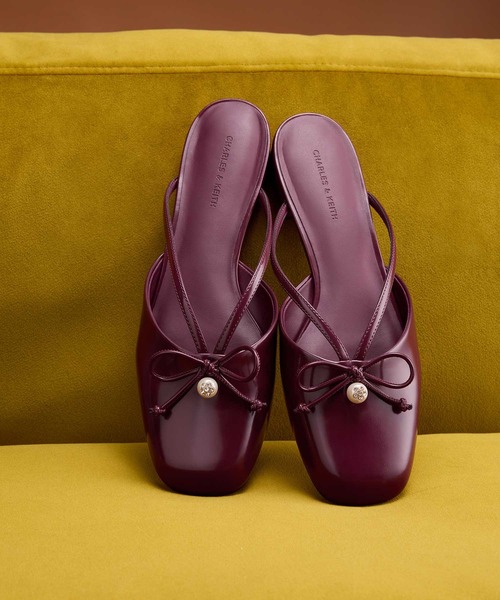 CHARLES & KEITH(チャールズ & キース)の「パールアクセント ボウフラットミュール(サンダル・レディース・ブラック系その他7/バーガンディー・25.5cm/25cm/24.5cm/23.5cm/23cm/22.5cm/26.5cm)」の19枚目の写真