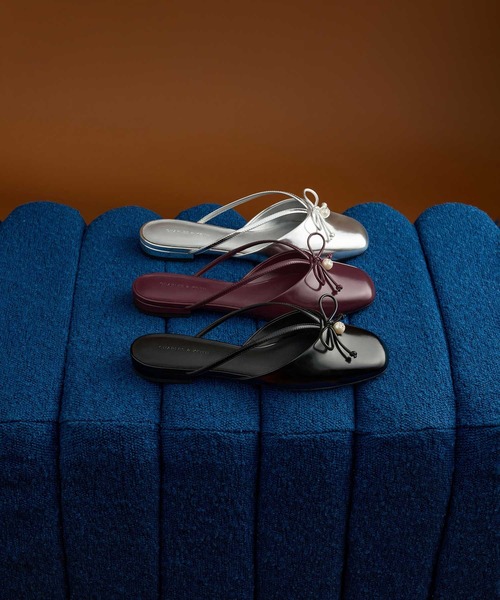 CHARLES & KEITH(チャールズ & キース)の「パールアクセント ボウフラットミュール(サンダル・レディース・ブラック系その他7/バーガンディー・25.5cm/25cm/24.5cm/23.5cm/23cm/22.5cm/26.5cm)」の20枚目の写真
