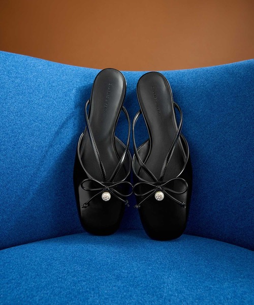 CHARLES & KEITH(チャールズ & キース)の「パールアクセント ボウフラットミュール(サンダル・レディース・ブラック系その他7/バーガンディー・25.5cm/25cm/24.5cm/23.5cm/23cm/22.5cm/26.5cm)」の15枚目の写真