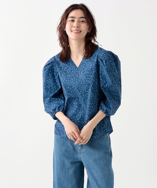Afternoon Tea（アフタヌーンティー）の「フラワープリントＶネックブラウス（シャツ/ブラウス・レディース・ネイビー/ホワイト/ブラック・MEDIUM）」の3枚目の写真