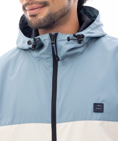 BILLABONG(ビラボン)の「BILLABONG メンズ TRANSPORT WINDBREAKER ジャケット 【2025年春夏モデル】/ビラボンロゴワンポイントウィンドブレーカー(ナイロンジャケット・メンズ・ブラック/ブルー系その他・X-LARGE/LARGE/MEDIUM)」の6枚目の写真