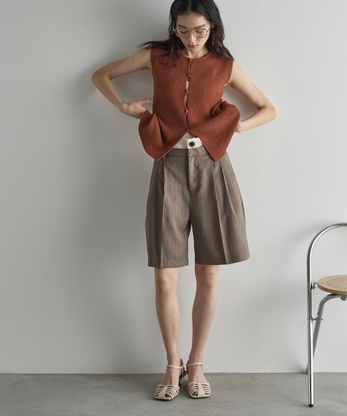 THE YOn(ザヨン)の「ダブルウエストストライプハーフパンツ(その他パンツ・レディース・レディッシュグレー/ナチュラル・S/M)」の1枚目の写真