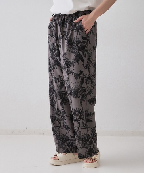 OPAQUE.CLIP（オペークドットクリップ）の「ボタニカルプリントイージーパンツ【洗濯機洗い可】（その他パンツ・レディース・チャコール/アイボリー系・42/40/38）」の3枚目の写真