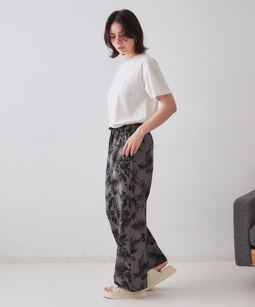 OPAQUE.CLIP（オペークドットクリップ）の「ボタニカルプリントイージーパンツ【洗濯機洗い可】（その他パンツ・レディース・チャコール/アイボリー系・42/40/38）」の4枚目の写真