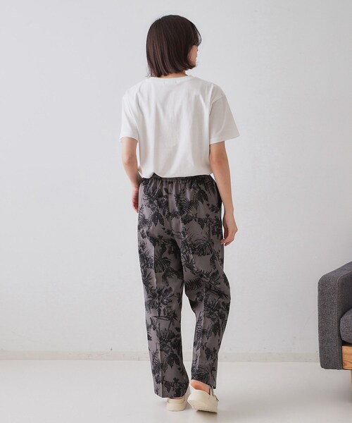 OPAQUE.CLIP（オペークドットクリップ）の「ボタニカルプリントイージーパンツ【洗濯機洗い可】（その他パンツ・レディース・チャコール/アイボリー系・42/40/38）」の5枚目の写真