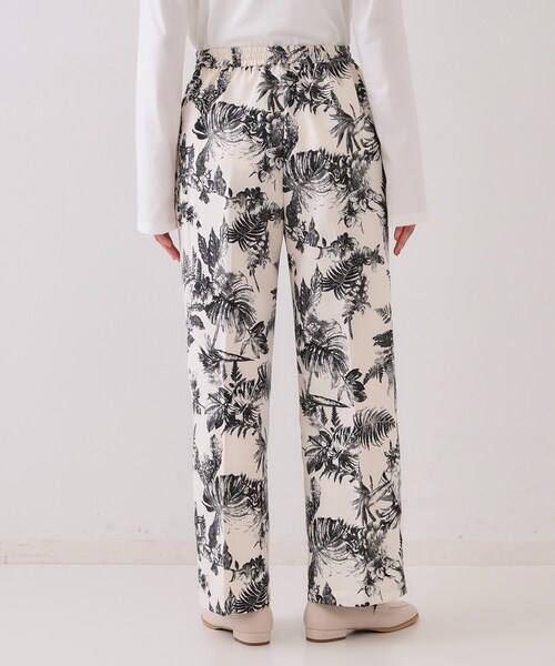 OPAQUE.CLIP（オペークドットクリップ）の「ボタニカルプリントイージーパンツ【洗濯機洗い可】（その他パンツ・レディース・チャコール/アイボリー系・42/40/38）」の13枚目の写真