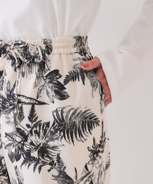 OPAQUE.CLIP（オペークドットクリップ）の「ボタニカルプリントイージーパンツ【洗濯機洗い可】（その他パンツ・レディース・チャコール/アイボリー系・42/40/38）」の15枚目の写真