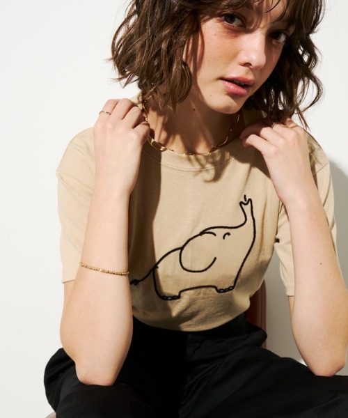 Unitage(ユニテージ)の「ゾウさん刺繍TEE(Tシャツ/カットソー・レディース・ベージュ/ホワイト/ネイビー・FREE)」の2枚目の写真