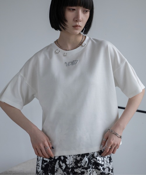 VACANCY(ヴァカンシー)の「ヴィンテージライクリングチャーム立体ロゴトップス(Tシャツ/カットソー・レディース・ブラック/ホワイト/グレー・FREE)」の2枚目の写真