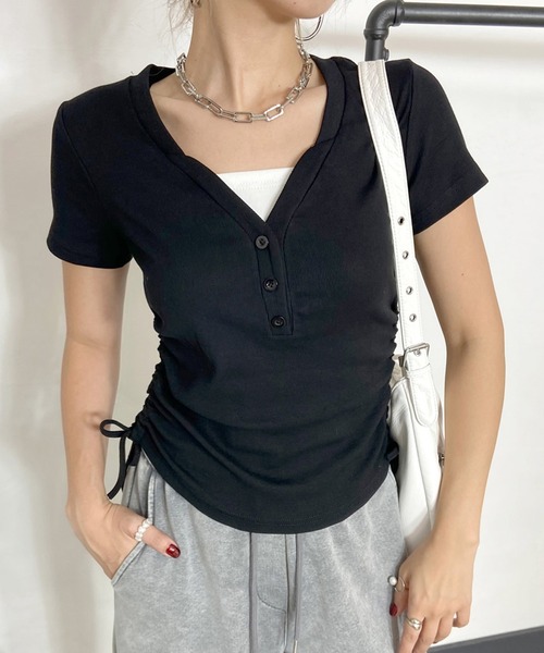non-hedge(ノンヘッジ)の「ヘンリーネックレイヤード風サイドドロストショート丈Tシャツ(Tシャツ/カットソー・レディース・ブラック/オフホワイト/グレー/ピンク/チャコール/カーキ/ワインレッド・FREE)」の3枚目の写真