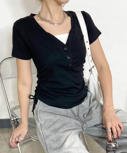 non-hedge(ノンヘッジ)の「ヘンリーネックレイヤード風サイドドロストショート丈Tシャツ(Tシャツ/カットソー・レディース・ブラック/オフホワイト/グレー/ピンク/チャコール/カーキ/ワインレッド・FREE)」の20枚目の写真