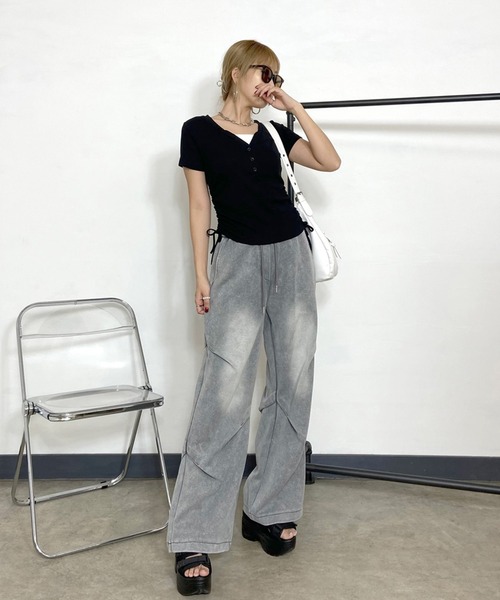 non-hedge(ノンヘッジ)の「ヘンリーネックレイヤード風サイドドロストショート丈Tシャツ(Tシャツ/カットソー・レディース・ブラック/オフホワイト/グレー/ピンク/チャコール/カーキ/ワインレッド・FREE)」の18枚目の写真