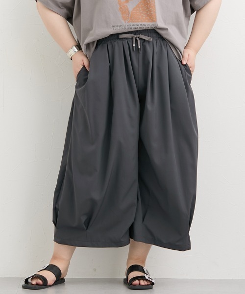 SMILE LAND(スマイルランド)の「<大きいサイズ> ラインを拾わないスカート見え9分丈タックパンツ(ゆったりヒップ)(その他パンツ・レディース・ブラック/チャコールグレー・L/LL/3L/4L/5L)」の7枚目の写真