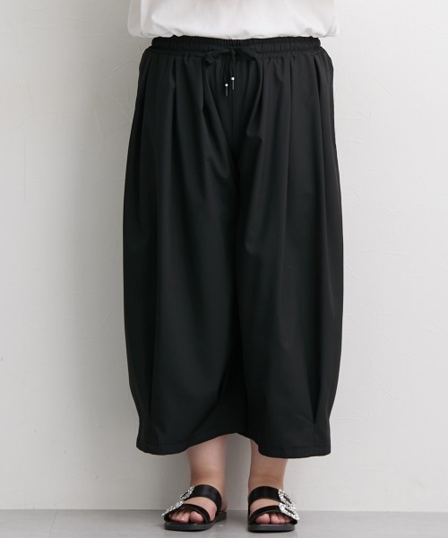 SMILE LAND(スマイルランド)の「<大きいサイズ> ラインを拾わないスカート見え9分丈タックパンツ(ゆったりヒップ)(その他パンツ・レディース・ブラック/チャコールグレー・L/LL/3L/4L/5L)」の9枚目の写真