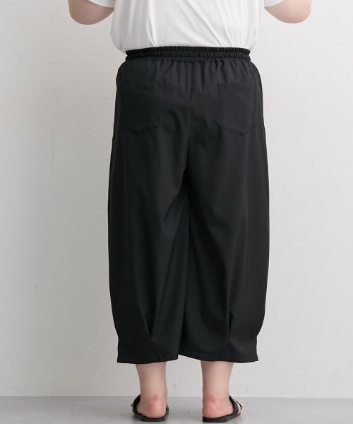 SMILE LAND(スマイルランド)の「<大きいサイズ> ラインを拾わないスカート見え9分丈タックパンツ(ゆったりヒップ)(その他パンツ・レディース・ブラック/チャコールグレー・L/LL/3L/4L/5L)」の11枚目の写真