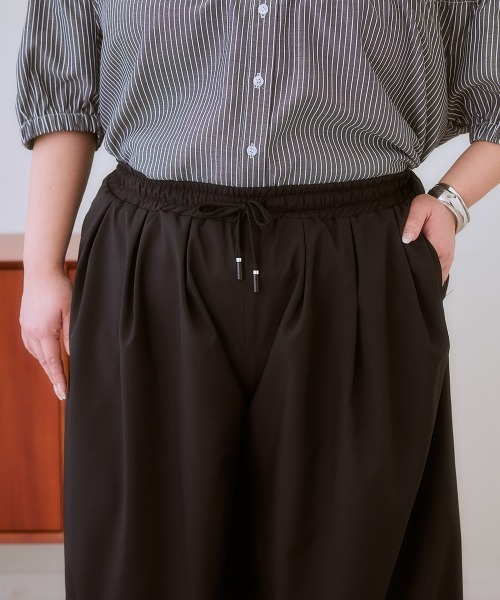 SMILE LAND(スマイルランド)の「<大きいサイズ> ラインを拾わないスカート見え9分丈タックパンツ(ゆったりヒップ)(その他パンツ・レディース・ブラック/チャコールグレー・L/LL/3L/4L/5L)」の12枚目の写真